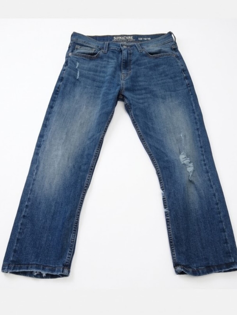 Signature Levi Strauss Jeans Women’s  Blue Mid-Rise distressed Capri Denim